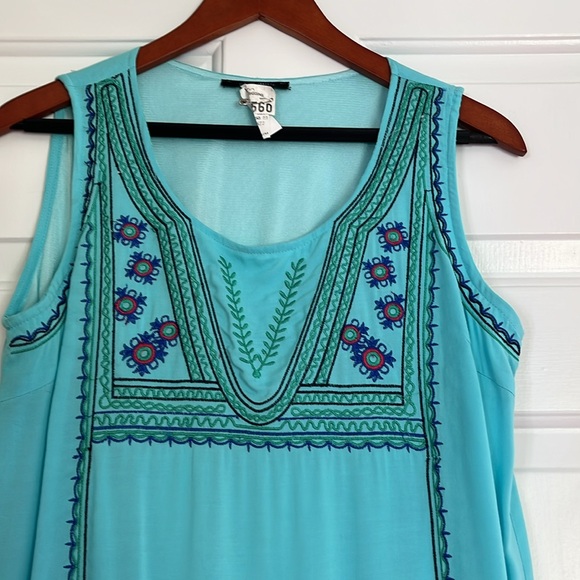 Super Cute Embroidered Dress with Ruffle Bottom Excellent Condition - Picture 2 of 10